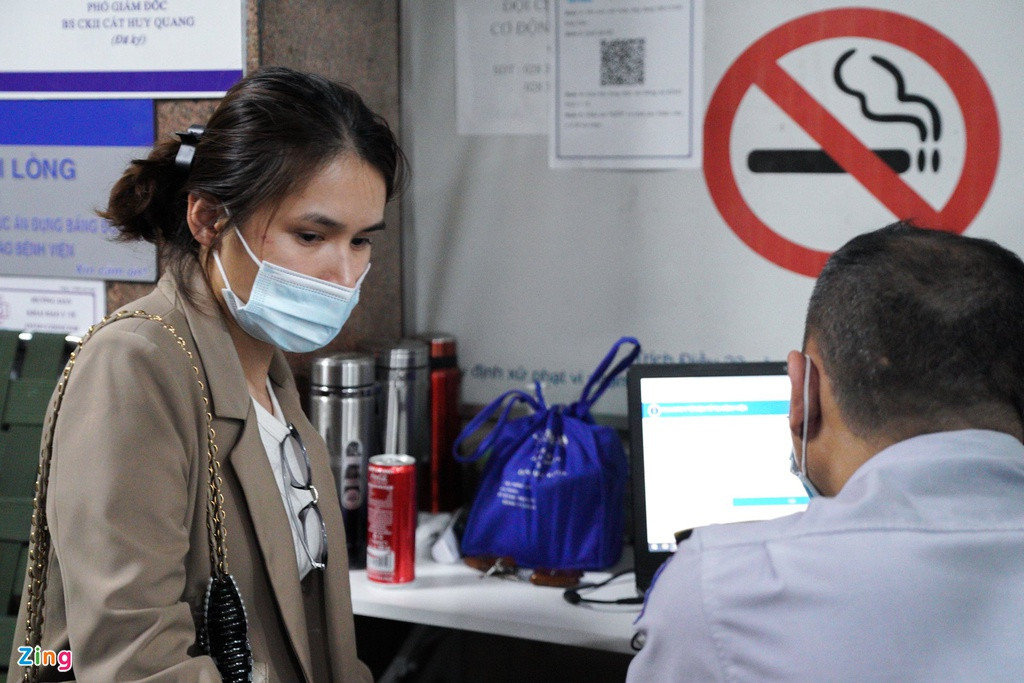 Mộc Trinh khai báo y tế, thông tin nhân thân trước khi vào phòng bệnh cùng chồng. Trước khi vào TP.HCM, cô phải gửi con nhỏ cho ông bà.