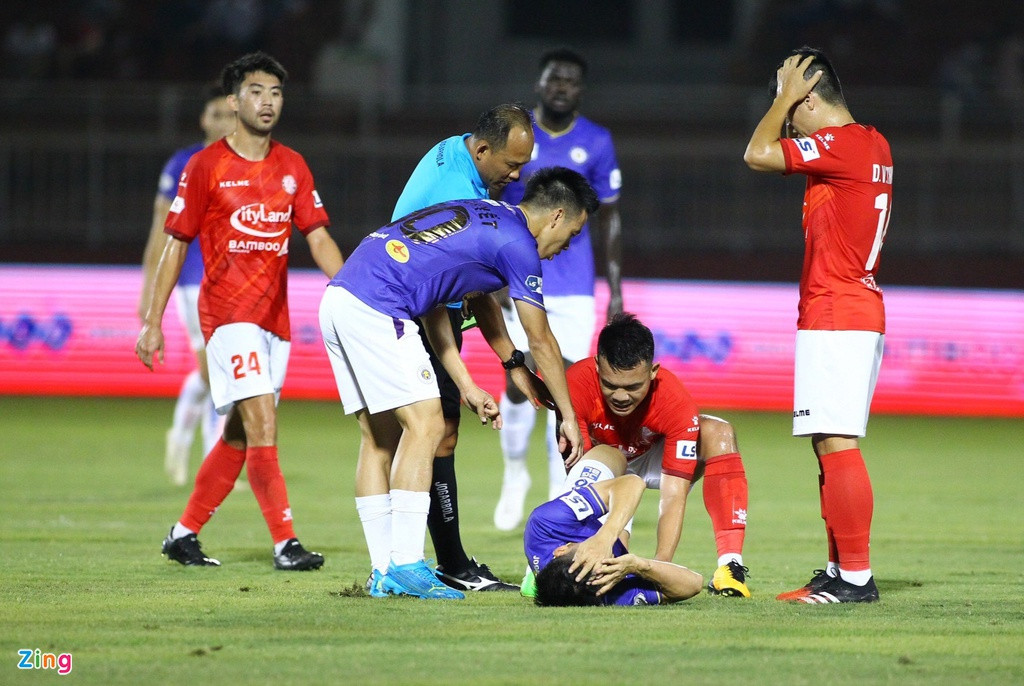 Tối 23/3, trong trận đấu giữa CLB TP.HCM và Hà Nội, Hùng Dũng lĩnh trọn cú tắc bóng của Ngô Hoàng Thịnh. Pha bóng này khiến tiền vệ phía đội khách gãy xương chày và xương mác chân phải. Anh sẽ được phẫu thuật vào sáng 24/3.