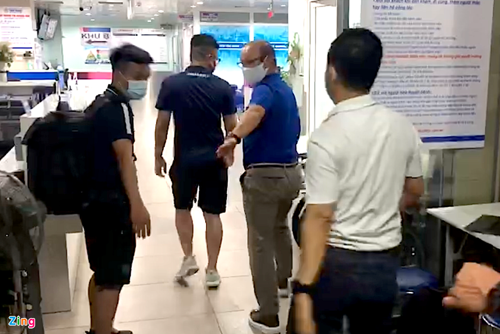 Lúc 23h15 ngày 24/3, HLV Park Hang-seo cũng đã đến bệnh viện để động viên học trò. Trên sân Thống Nhất, ông còn chạy xuống đường biên để theo dõi quá trình sơ cứu cho chấn thương của Hùng Dũng. Ông tỏ rõ vẻ lo lắng, sốt sắng. Ngày 24/3, ông sẽ di chuyển đến sân Gò Đậu để theo dõi trận đấu giữa CLB Bình Dương và Sài Gòn.