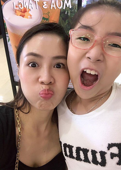 Hồng Diễm từng bị con gái "tố" về tài nấu nướng. Bé Thùy Linh cho hay: "Trước cả bố và mẹ đều nấu cơm nhưng mẹ hay làm thịt rang cháy cạnh cho nhanh. Mẹ toàn nấu thế nên con thấy ngán".