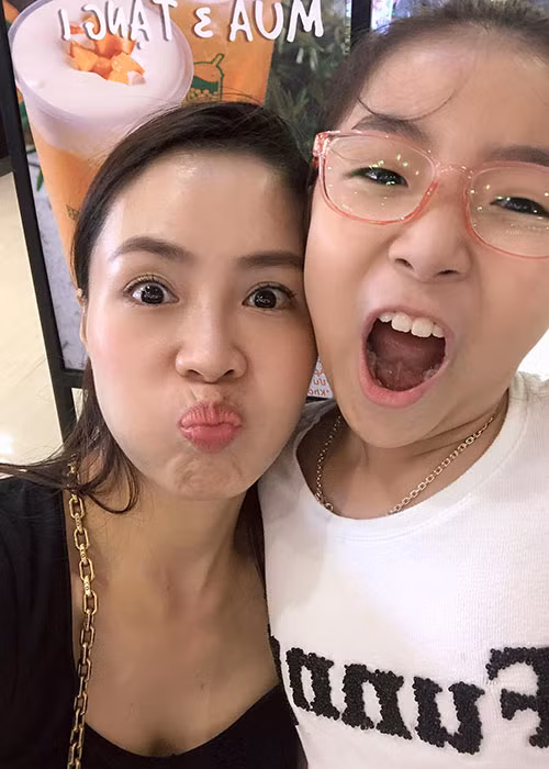 Hồng Diễm từng bị con gái "tố" về tài nấu nướng. Bé Thùy Linh cho hay: "Trước cả bố và mẹ đều nấu cơm nhưng mẹ hay làm thịt rang cháy cạnh cho nhanh. Mẹ toàn nấu thế nên con thấy ngán".