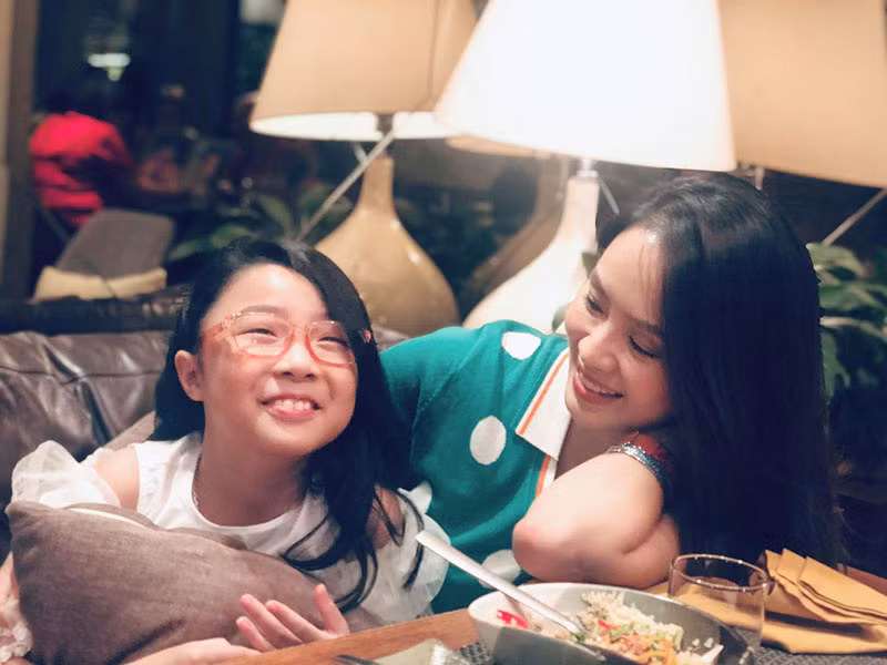 Hồng Diễm từng tiết lộ con gái thích học vẽ, nấu ăn, bóng rổ.