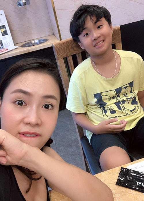 Con trai của Hồng Diễm từ lâu đã biết công việc diễn xuất của mẹ nên không thắc mắc mỗi khi xem phim.