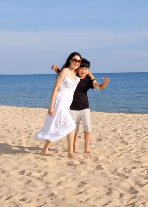 Hồng Diễm thường xuyên khoe ảnh bên các con trên trang cá nhân.