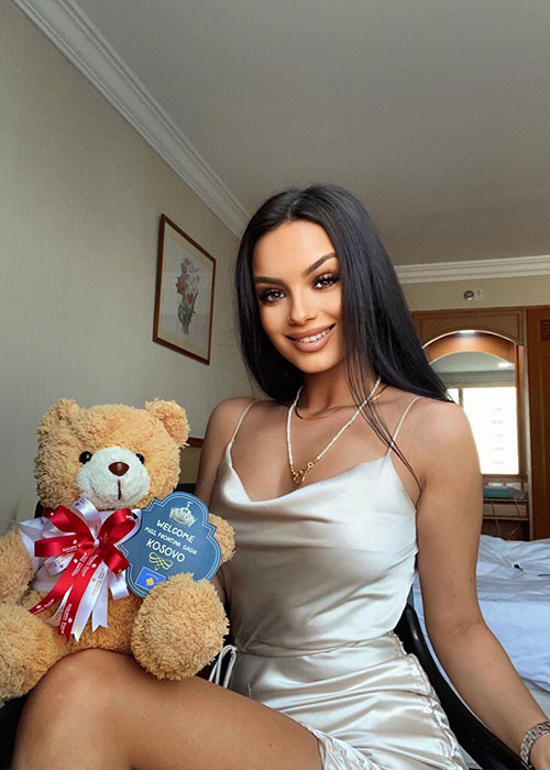 Đại diện Kosovo cũng chiều lòng người hâm mộ bằng hình ảnh quyến rũ trong những ngày cách ly.