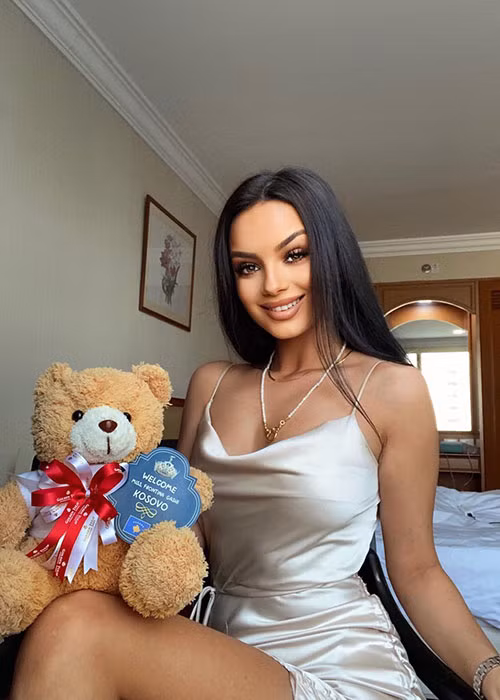 Đại diện Kosovo cũng chiều lòng người hâm mộ bằng hình ảnh quyến rũ trong những ngày cách ly.