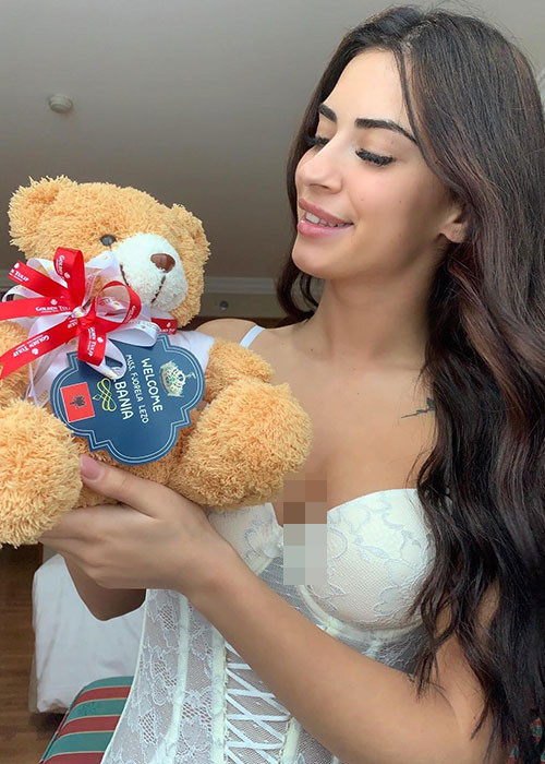 Người đẹp Albania khéo khoe vòng một căng đầy với váy cúp ngực bó sát.