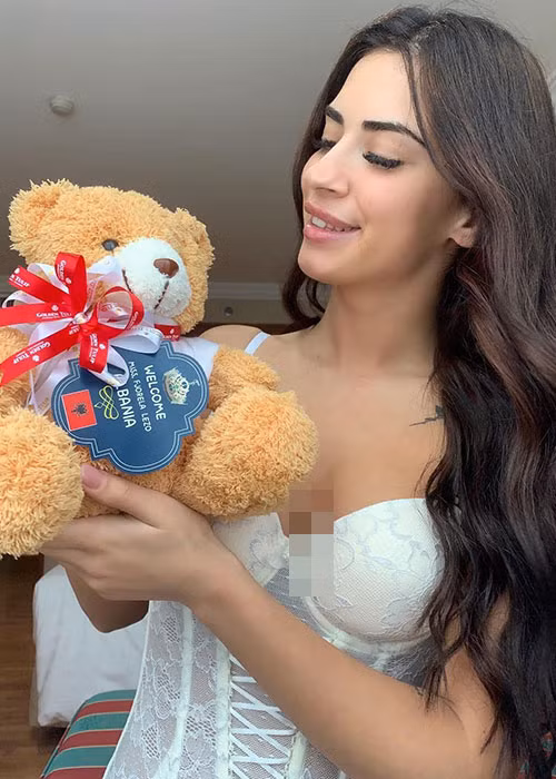 Người đẹp Albania khéo khoe vòng một căng đầy với váy cúp ngực bó sát.