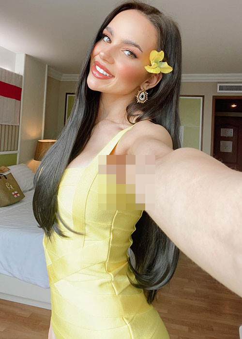 Hàng loạt đối thủ của Ngọc Thảo cũng lựa chọn phong cách quyến rũ khi cách ly. Trong ảnh là người đẹp đến từ Anh - Stephanie Soares Wyatt. Cô diện đầm bó sát khoe vòng một căng đầy.