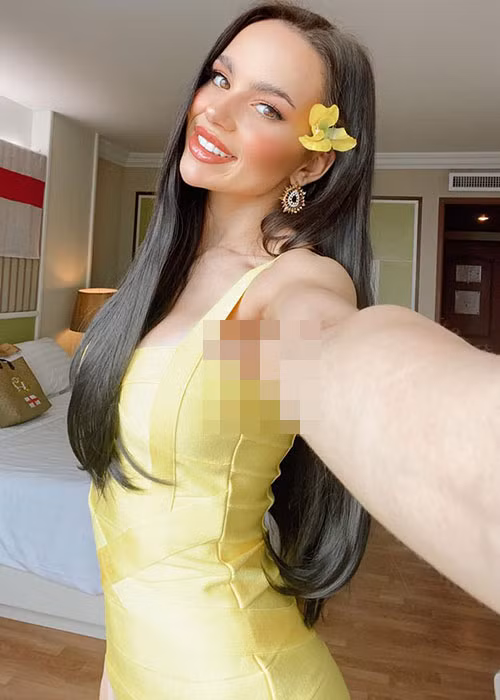 Hàng loạt đối thủ của Ngọc Thảo cũng lựa chọn phong cách quyến rũ khi cách ly. Trong ảnh là người đẹp đến từ Anh - Stephanie Soares Wyatt. Cô diện đầm bó sát khoe vòng một căng đầy.