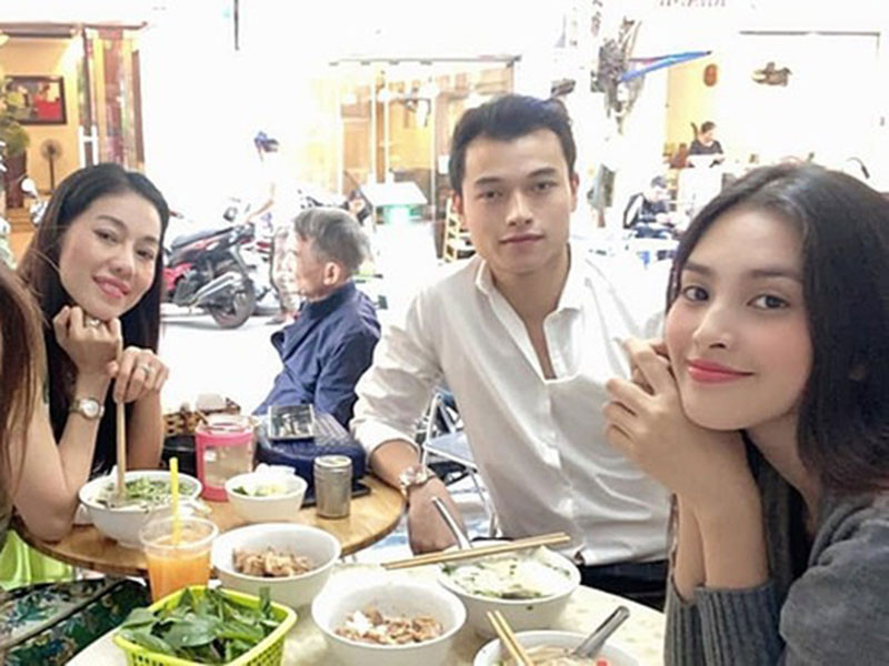 Đại diện Tiểu Vy cho biết, người đẹp quảng Nam không có mối quan hệ tình cảm với Thế Anh. "Thế Anh hiện là đối tác làm ăn với công ty chúng tôi. Do đó, cậu ấy đi ăn với Tiểu Vy ở Hà Nội là bình thường", đại diện của Tiểu Vy chia sẻ trên Zing.