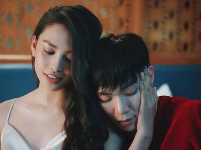 Mối quan hệ giữa Tiểu Vy và ca sĩ Erik cũng từng gây xôn xao sau khi cả hai đóng chung MV. Ảnh: An ninh thủ đô