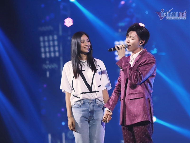 Đáng chú ý, tại một chương trình, Erik thực hiện thử thách là gọi điện tỏ tình với Tiểu Vy. Không ngờ, Tiểu Vy tưởng Erik nói thật lòng nên cũng thú nhận rung động trong lúc quay chung. Sau cuộc gọi này, Tiểu Vy và Erik cảm thấy hơi ngại với nhau. Ảnh: Vietnamnet