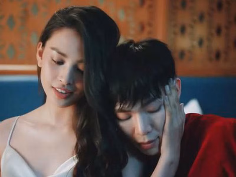 Mối quan hệ giữa Tiểu Vy và ca sĩ Erik cũng từng gây xôn xao sau khi cả hai đóng chung MV. Ảnh: An ninh thủ đô