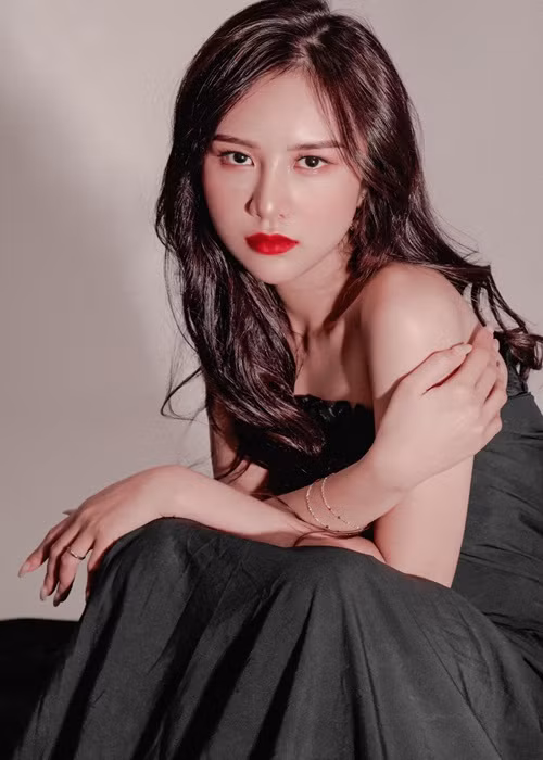 Nhan sắc xinh như hoa của Anh Phương cũng là lý do các video của cô được cư dân mạng yêu thích.