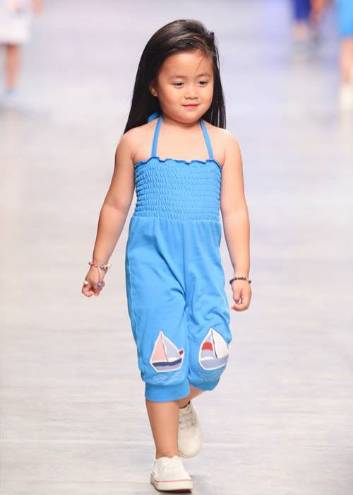 Ngân Chi cũng tham gia nhiều chương trình thời trang từ khi còn rất nhỏ.