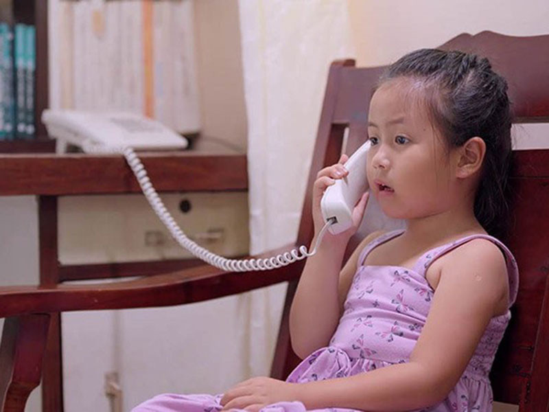 Ngân Chi sinh năm 2011. Gia đình của bé không có ai làm nghệ thuật. Tuy nhiên, Ngân Chi lại có năng khiếu nghệ thuật từ nhỏ. 4 tuổi cô nhóc tham gia phim "Lời nguyền". Sau đó, bé đóng vai Miu trong "Gạo nếp gạo tẻ".