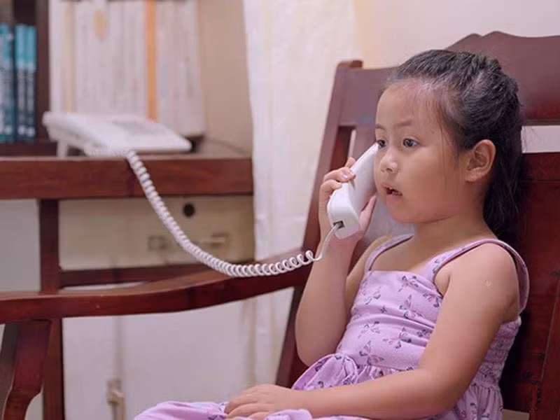 Ngân Chi sinh năm 2011. Gia đình của bé không có ai làm nghệ thuật. Tuy nhiên, Ngân Chi lại có năng khiếu nghệ thuật từ nhỏ. 4 tuổi cô nhóc tham gia phim "Lời nguyền". Sau đó, bé đóng vai Miu trong "Gạo nếp gạo tẻ".