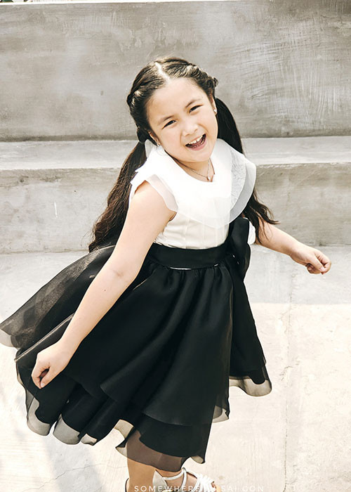 Con gái Trấn Thành trong “Bố già” từng nhút nhát, chậm đi, chậm nói trước khi trở nên lém lỉnh, tự tin và tài năng.