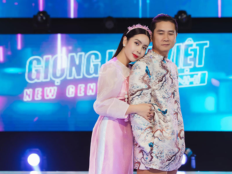Gần đây, vợ chồng Lưu Hương Giang ngồi ghế nóng chương trình Giọng hát Việt nhí.