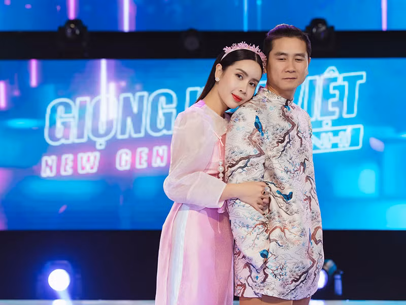 Gần đây, vợ chồng Lưu Hương Giang ngồi ghế nóng chương trình Giọng hát Việt nhí.