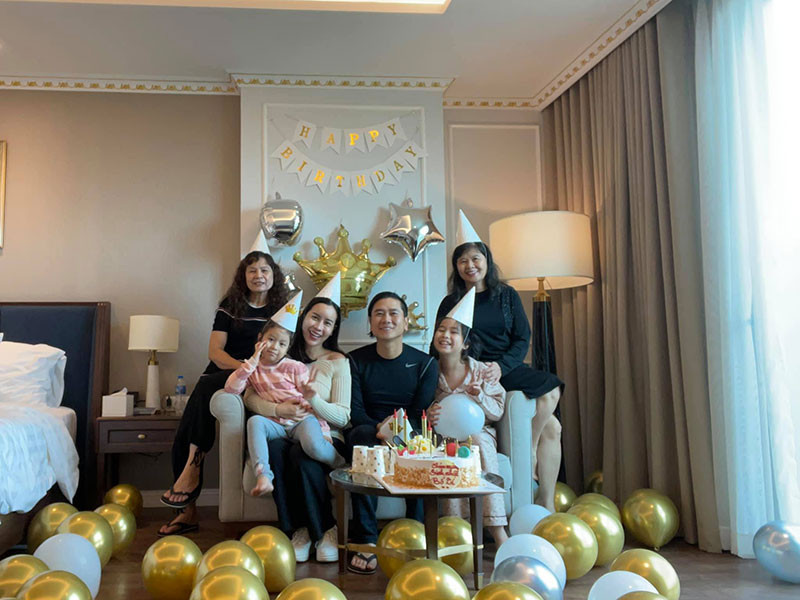 Hồ Hoài Anh có không ít hành động ngọt ngào dành cho Lưu Hương Giang sau khi cả hai tái hợp như tặng bánh, hoa vào ngày sinh nhật của bà xã hay nhẫn kim cương trị giá khoảng 500 triệu vào ngày 8/3.