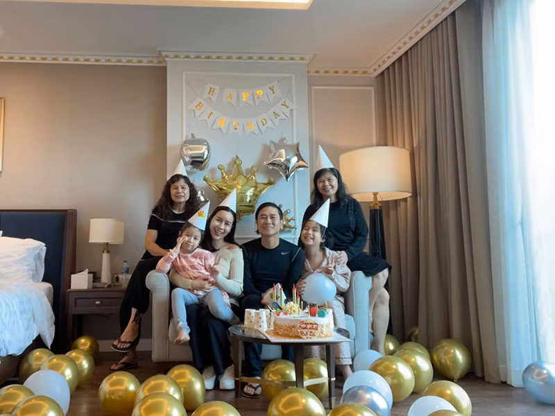 Hồ Hoài Anh có không ít hành động ngọt ngào dành cho Lưu Hương Giang sau khi cả hai tái hợp như tặng bánh, hoa vào ngày sinh nhật của bà xã hay nhẫn kim cương trị giá khoảng 500 triệu vào ngày 8/3.