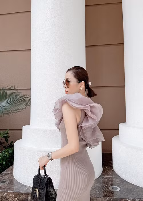 Bà mẹ một con khéo khoe đường cong quyến rũ khi diện đồ bó sát.