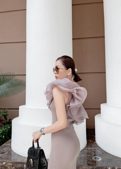 Bà mẹ một con khéo khoe đường cong quyến rũ khi diện đồ bó sát.