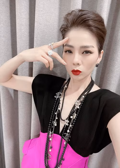 Khi dự sự kiện, đi biểu diễn, giọng ca sinh năm 1981 vẫn trung thành với hình ảnh kiêu sa.