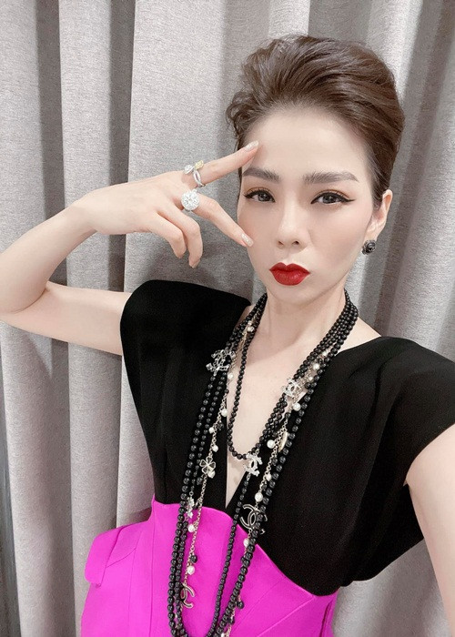 Khi dự sự kiện, đi biểu diễn, giọng ca sinh năm 1981 vẫn trung thành với hình ảnh kiêu sa.