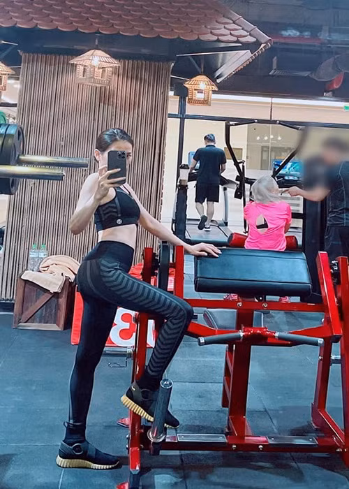 Trước sự lo lắng của fan, đồng nghiệp, ca sĩ Lệ Quyên cho biết: "Khuôn mặt em thon thui, giờ em 48kg không hề gầy, do tập nên người và mặt thon lại đó. Cả nhà đừng lo nhá".