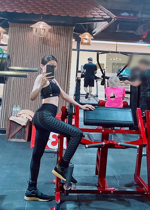 Trước sự lo lắng của fan, đồng nghiệp, ca sĩ Lệ Quyên cho biết: "Khuôn mặt em thon thui, giờ em 48kg không hề gầy, do tập nên người và mặt thon lại đó. Cả nhà đừng lo nhá".