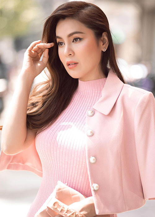 Hoa hậu Phương Lê không tin Minh Lộc đã ra đi. Cô viết: “Chị nhớ em lắm Lộc, hãy gọi cho chị và nạt nộ chị rồi mỗi lần gặp là hù chị hết hồn. Em chê cái tóc của chị không bao giờ dài nổi và bây giờ vì chị ghét em mà chị để tóc dài rồi đó”.