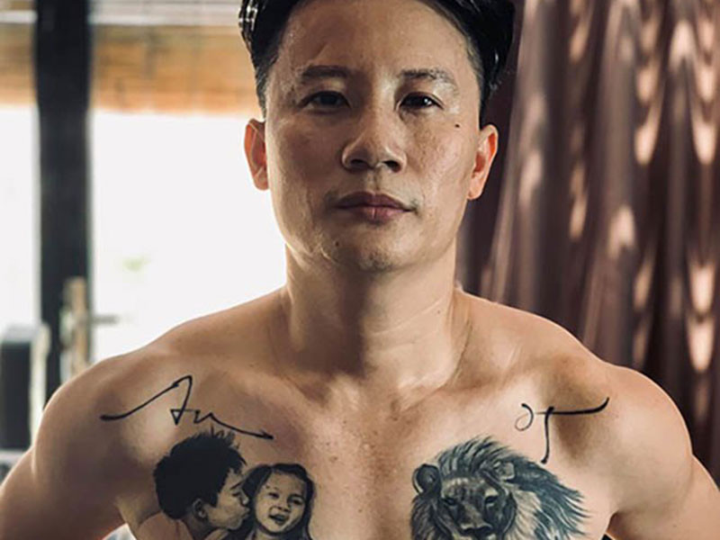 Trước đó, Hoàng Bách xăm hình con trai đầu lòng và cô con gái thứ hai trên ngực.