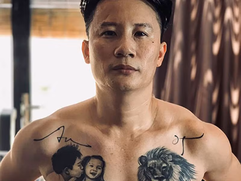 Trước đó, Hoàng Bách xăm hình con trai đầu lòng và cô con gái thứ hai trên ngực.