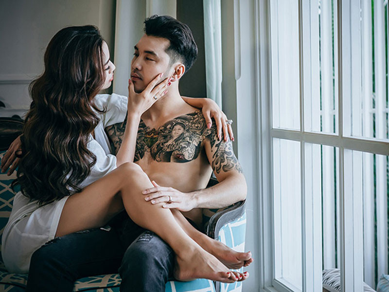 Kết hôn với Kim Cương, Ưng Hoàng Phúc có hình xăm kim cương giữa ngực.