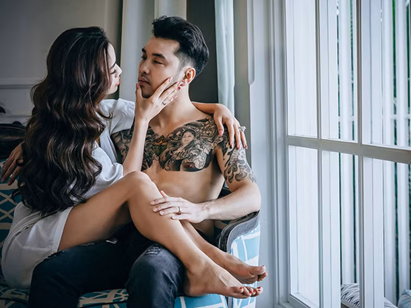 Kết hôn với Kim Cương, Ưng Hoàng Phúc có hình xăm kim cương giữa ngực.