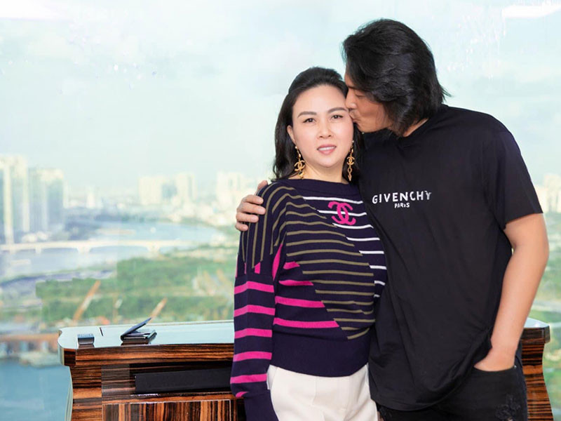 Trên Ngôi sao, Phượng Chanel cho biết, ông xã không có bất kỳ hình xăm nào, ngoài hình gương mặt cô bên ngực trái. Lý do Quách Ngọc Ngoan xăm hình vì thương cô bị chỉ trích.