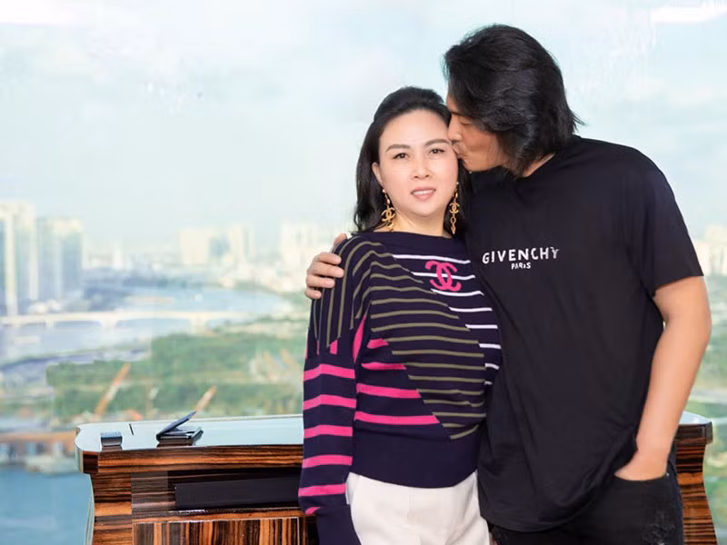 Trên Ngôi sao, Phượng Chanel cho biết, ông xã không có bất kỳ hình xăm nào, ngoài hình gương mặt cô bên ngực trái. Lý do Quách Ngọc Ngoan xăm hình vì thương cô bị chỉ trích.