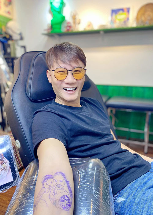 Hoàng Bách là một trong những sao nam Việt xăm hình, tên vợ. Nam ca sĩ hết mực chiều chuộng vợ con. Anh không chỉ triệt sản vì thương vợ mà còn chịu đau 8 tiếng để xăm hình bà xã và con út trên cánh tay.