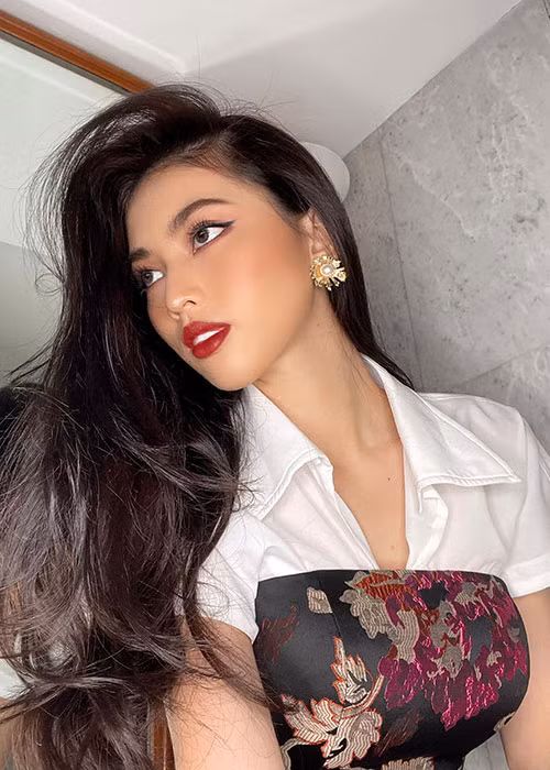 "Vì lưỡi tôi hơi bị ngắn, nhiều khi nói tiếng Việt còn bị hơi yếu một vài chỗ. Tiếng Anh tôi vẫn có thể nghe nhưng để nói hay thì không được. Tôi sẽ cố gắng, rèn luyện tiếng Anh mỗi ngày", Ngọc Thảo chia sẻ trên iOne.