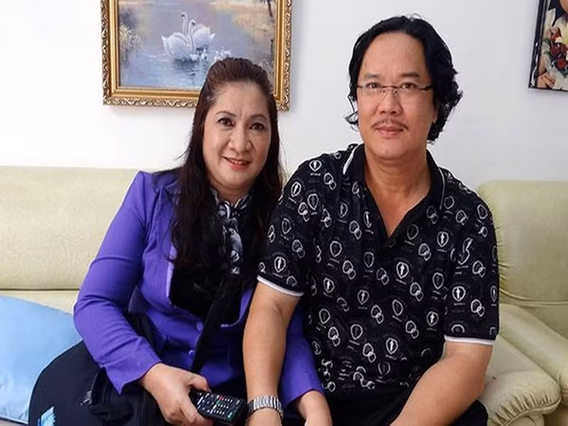 Bà xã của Công Hậu tên Bích Ngọc, là diễn viên lồng tiếng của loạt phim “Thần điêu đại hiệp”, “Anh hùng xạ điêu”... Cô đồng ý với chồng không lộ diện. “Anh còn quá trẻ, đang trên đà nổi tiếng mà. Tôi vẫn chạnh lòng nhưng phải chấp nhận”, Bích Ngọc nói. Ảnh: Người lao động