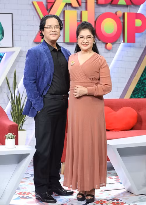 Những hy sinh của Bích Ngọc khiến Công Hậu luôn thương vợ. Nam diễn viên thừa nhận có những lúc say nắng khi đóng phim nhưng khi về nhà, anh chỉ biết đến gia đình. Về việc giấu vợ, Công Hậu nhận sai với Bích Ngọc. Ảnh: Dân Việt