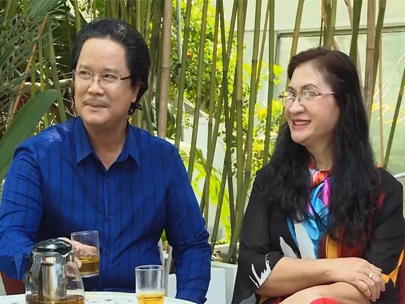 Vì tình yêu dành cho chồng con, Bích Ngọc chọn công việc lồng tiếng. “Có vì có lúc nhớ sân khấu, thấy bạn diễn diễn xuất, tôi chỉ có thể khóc. Trái tim tôi như bóp nghẹt lại vì tôi thực sự yêu sân khấu, yêu thích công việc diễn viên của mình”, cô chia sẻ trên Người lao động. Ảnh: Vietnamnet