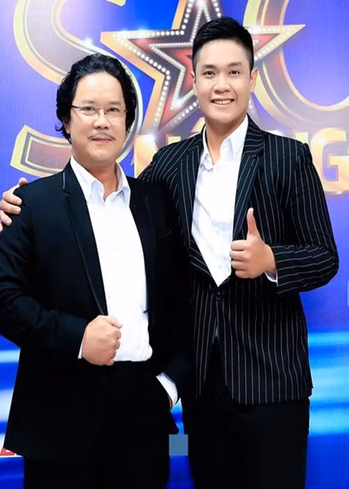 Vợ chồng Công Hậu có hai người con chung. Con trai đầu lòng của cặp đôi là diễn viên Nhất Duy, con gái thứ hai đang du học. Nhất Duy tốt nghiệp trường Đại học Sân khấu &amp; Điện ảnh, chưa có hoạt động nghệ thuật đáng chú ý. Ảnh: Thời đại plus