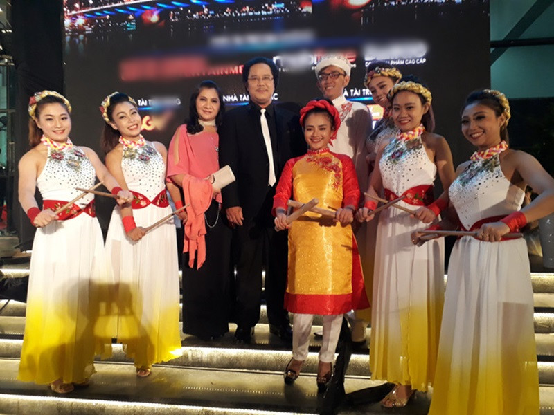 Công Hậu và Bích Ngọc yêu nhau khi còn là đôi sinh viên nghèo của trường Đại học Sân khấu &amp; Điện ảnh. Khi cưới nhau vào năm 1991, vợ chồng Công Hậu vẫn nghèo. Cả hai chỉ có chiếc xe đạp. Ảnh: Người lao động