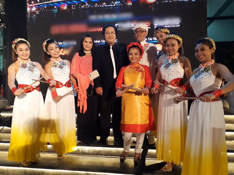 Công Hậu và Bích Ngọc yêu nhau khi còn là đôi sinh viên nghèo của trường Đại học Sân khấu &amp; Điện ảnh. Khi cưới nhau vào năm 1991, vợ chồng Công Hậu vẫn nghèo. Cả hai chỉ có chiếc xe đạp. Ảnh: Người lao động