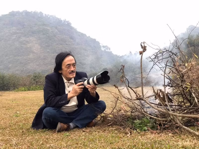 “Người ta bảo sợ nhất là dịch bệnh, ở mình có cả 2: Dịch COVID-19 đang hoành hành, chưa có biểu hiện chấm dứt. Bệnh nan y chưa có thuốc chữa mà cũng không chịu xạ hóa trị gì, cứ bay lượn nghêu ngao", Giang Còi viết.