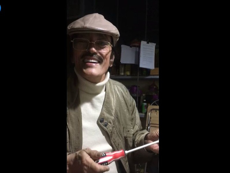 Hình ảnh Giang Còi vui vẻ sửa chữa đồ.